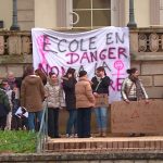 Des parents de Pont-de-Roide manifestent contre la fermeture de deux classes au rectorat.