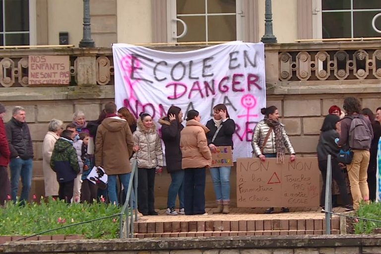 Des parents de Pont-de-Roide manifestent contre la fermeture de deux classes au rectorat.