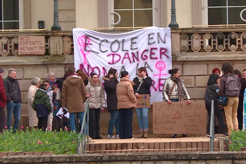 Des parents de Pont-de-Roide manifestent contre la fermeture de deux classes au rectorat.