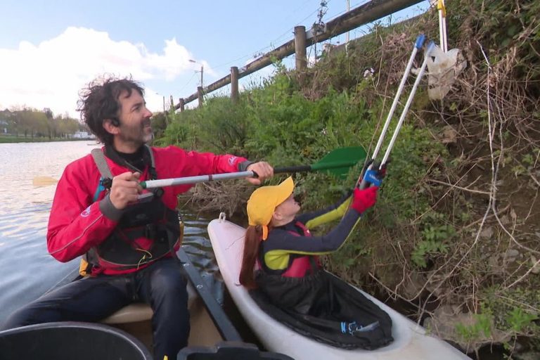 À Châteaulin, le ramassage des déchets s'effectue en canoë-kayak.
