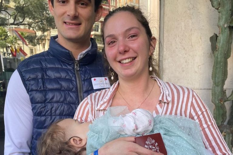Visite du pape à Monaco : un bébé béni par Léon XIV et des enfants au cœur de l'événement