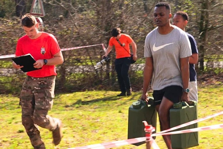 Rameur, fentes, retourné de pneu : des militaires organisent un camp pour un 'hyrox'