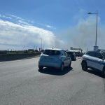 Incendie violent à l'entrée de la ville : fumée noire, trafic routier et SNCF perturbés