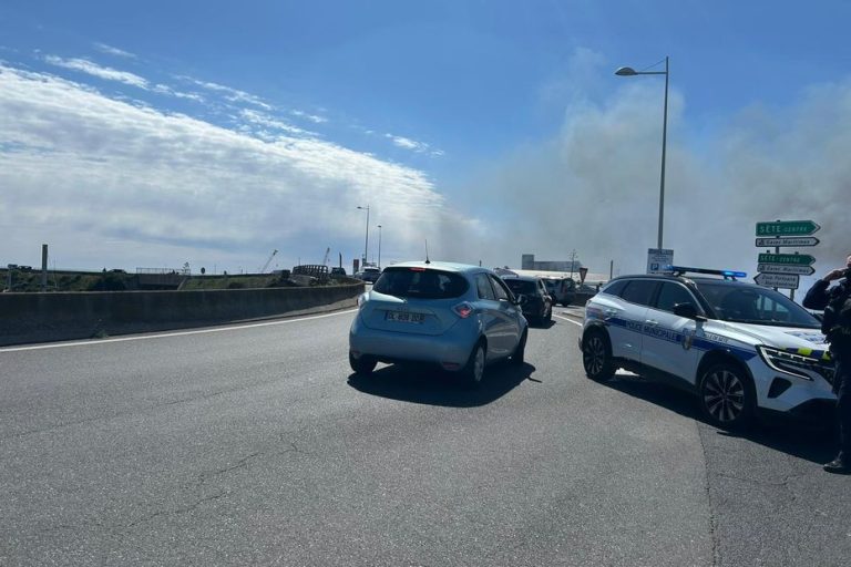 Incendie violent à l'entrée de la ville : fumée noire, trafic routier et SNCF perturbés