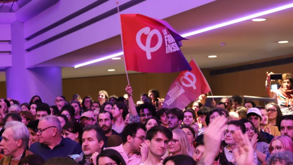 Fermetures de classes à Lyon : LFI accuse l’État… et le PS local