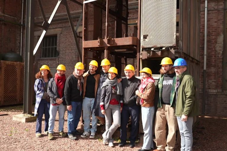 La troupe de 'Du charbon dans les veines' découvre le centre historique minier
