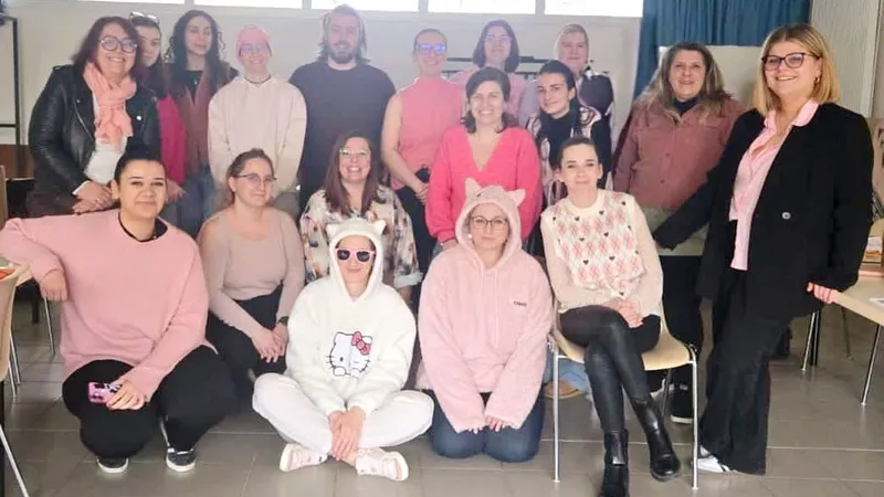 Les bénévoles de l'association'Les chats du petit patio'.