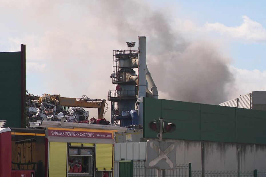 Un entrepôt en feu : cinquante pompiers mobilisés pour maîtriser l'incendie.