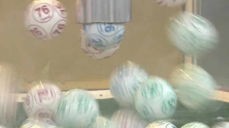 La salle retient son souffle avant la chute de chaque boule du loto