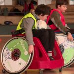 Des enfants découvrent le handisport : rugby fauteuil, cécifoot et judo à l'honneur