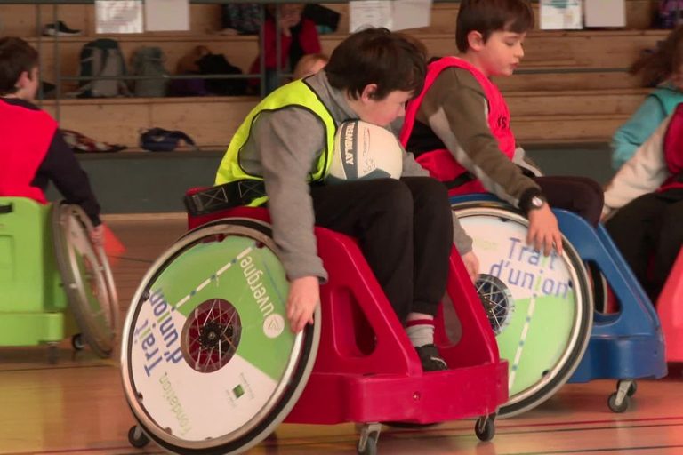 Des enfants découvrent le handisport : rugby fauteuil, cécifoot et judo à l'honneur