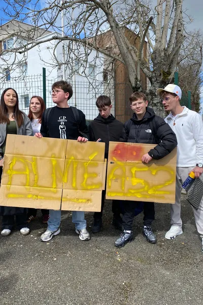 Des élèves manifestent contre la fermeture de leur établissement à la fin de l'année.