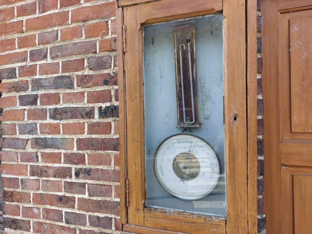 En Picardie verte, c'est quoi cet objet de mesure sur la façade de cette mairie ?