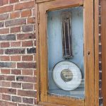 En Picardie verte, c'est quoi cet objet de mesure sur la façade de cette mairie ?