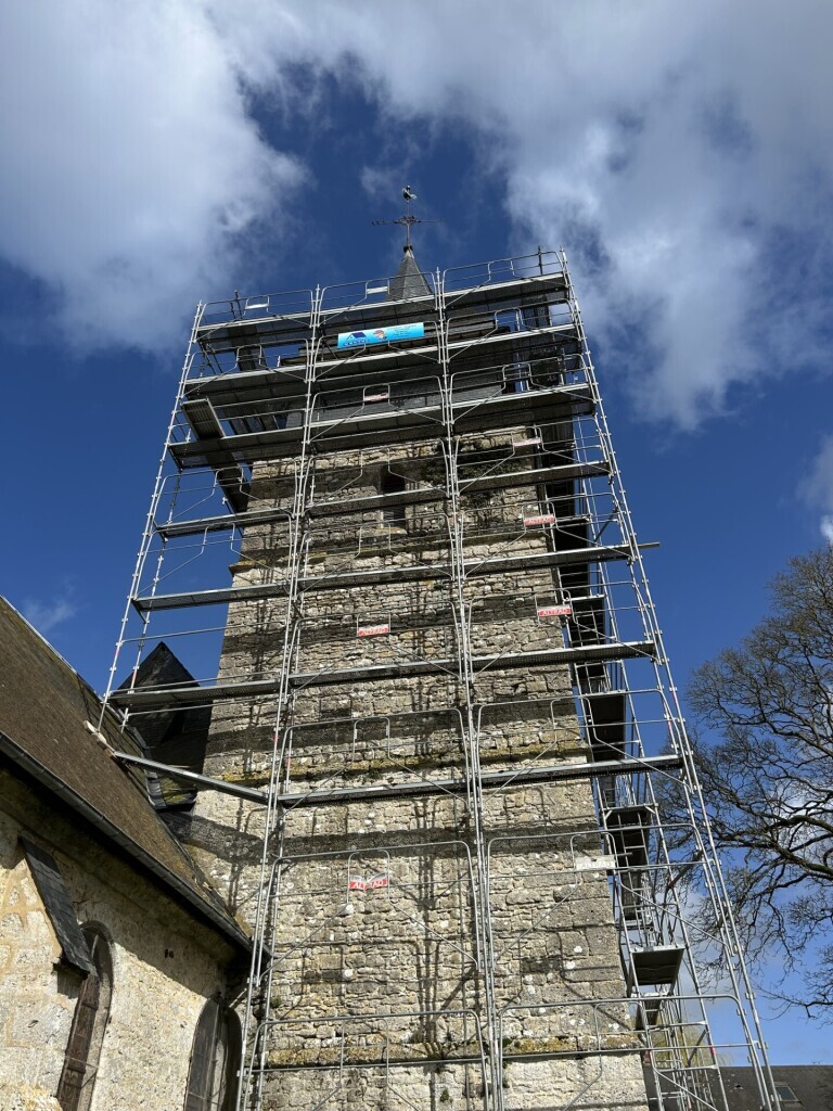 L’église Saint-Martin d’Haussez dévoile son nouveau clocher après un mois de travaux.