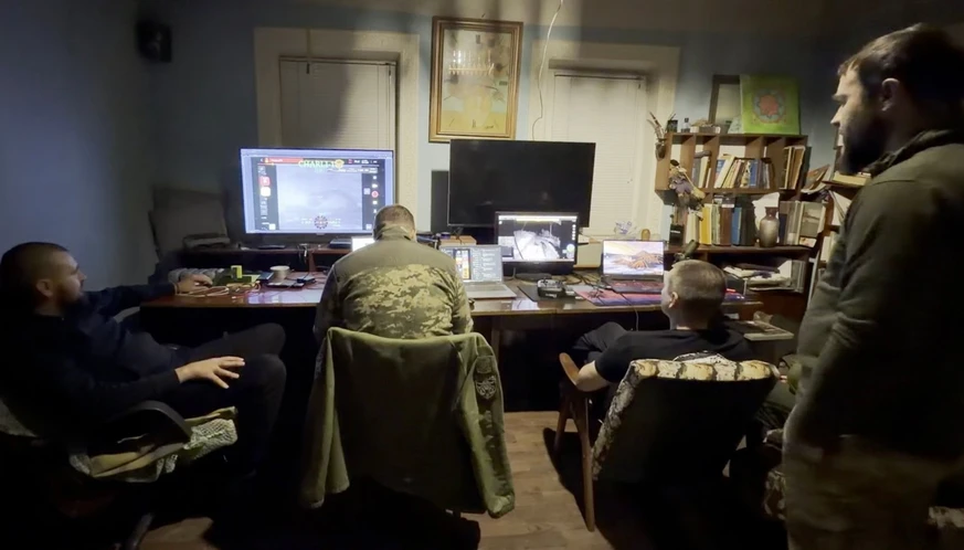 Une salle de commandement ukrainienne avec des vidéos en direct du front.