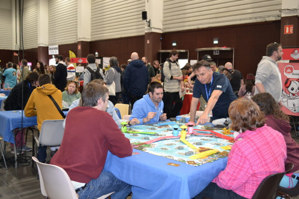 Roberto Fraga, auteur, explique les règles de son jeu River dragon