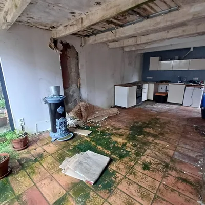 L'eau s'est infiltrée dans la maison d'Alice Wattine et Grégory à Lacoste (Hérault).