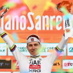 Tadej Pogacar remporte Milan-San Remo et bat Mathieu Van der Poel dans la course.