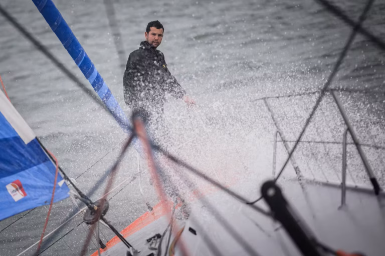 Guirec Soudée : premier navigateur à réaliser un tour du monde à l'envers en solitaire en multicoque