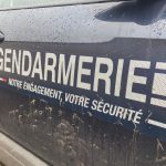 Il perd le contrôle de sa moto-cross, percute une voiture de gendarmerie et tente de s'échapper à pied