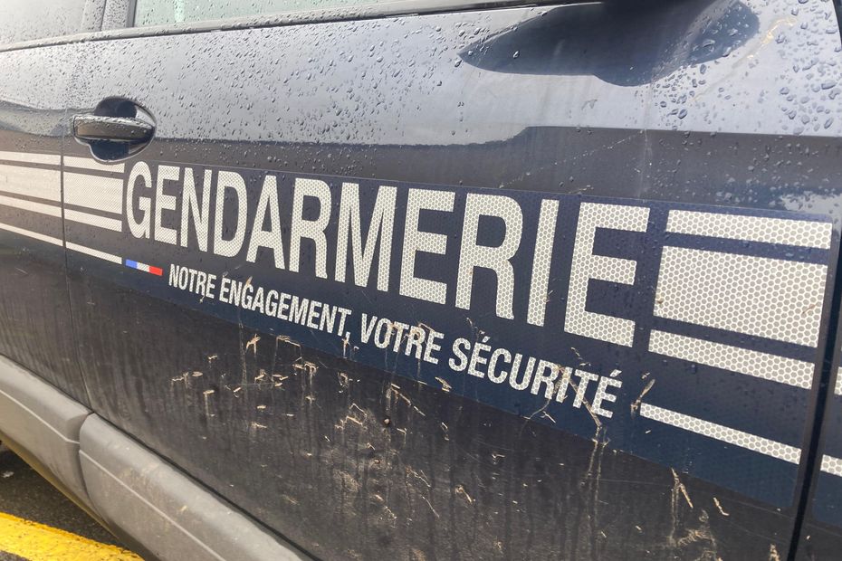 Il perd le contrôle de sa moto-cross, percute une voiture de gendarmerie et tente de s'échapper à pied