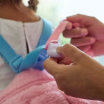 Mouchard dans le cartable : la géolocalisation des enfants suscite l'anxiété des parents