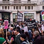 À Londres, des dizaines de milliers de manifestants s'opposent à l'extrême droite.