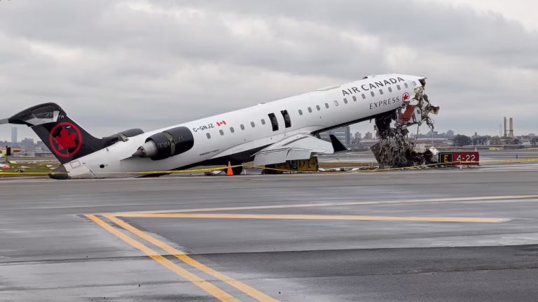 Des problèmes signalés avant l'accident à LaGuardia : « S’il vous plaît, faites quelque chose »