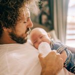 L'Espagne adopte un congé de naissance égalitaire : un modèle pour la Belgique ?