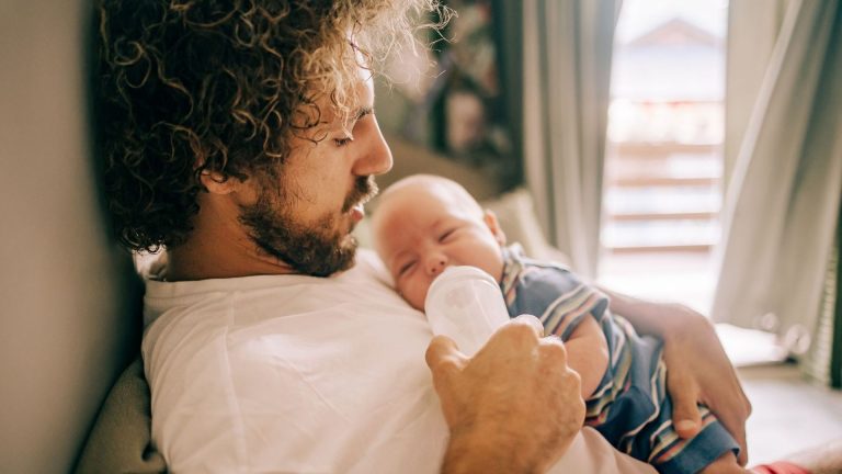 L'Espagne adopte un congé de naissance égalitaire : un modèle pour la Belgique ?