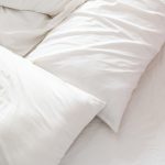 Derrière la porte : entre domination au quotidien et soumission en intimité