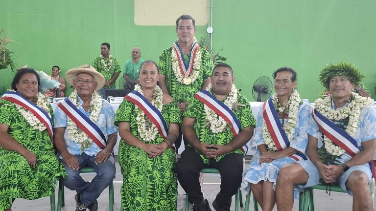 Tavana de Moorea-Maiao Evans Haumani avec ses six tavana tuhaa