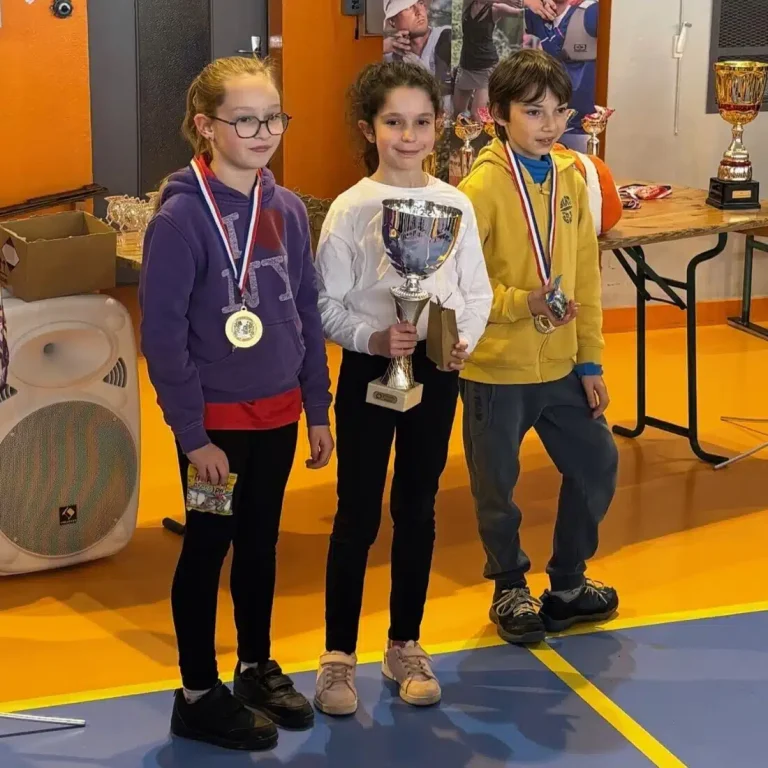Elsa Provin, au centre, a remporté, samedi 114 mars, le trophée chez les U11 à Châlons-en-Champagne.