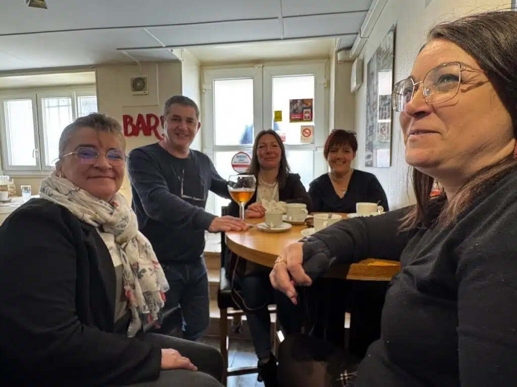 Tournée générale : au café