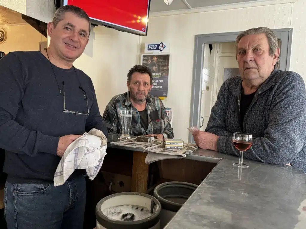 Tournée générale : au café