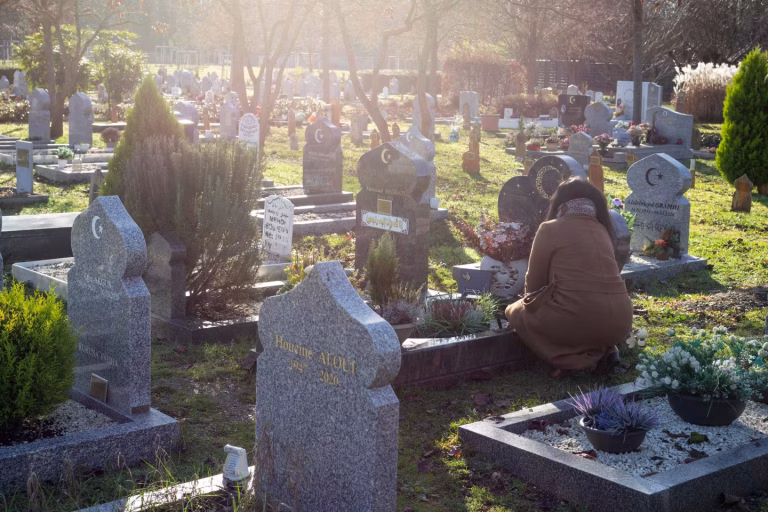 Le dilemme des familles immigrées face au rapatriement funéraire et à l'absence de recueillement