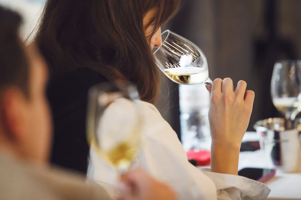 Le rôle des femmes dans l'industrie du vin : défis et contributions