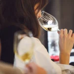Le rôle des femmes dans l'industrie du vin : défis et contributions