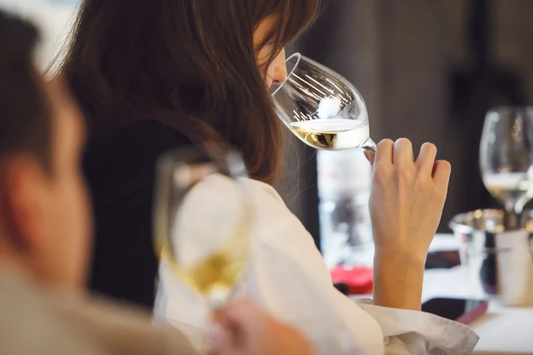 Le rôle des femmes dans l'industrie du vin : défis et contributions