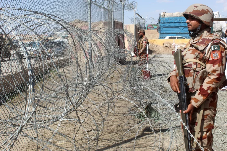 Conflit grandissant entre le Pakistan et l'Afghanistan sous l'ombre de l'Iran