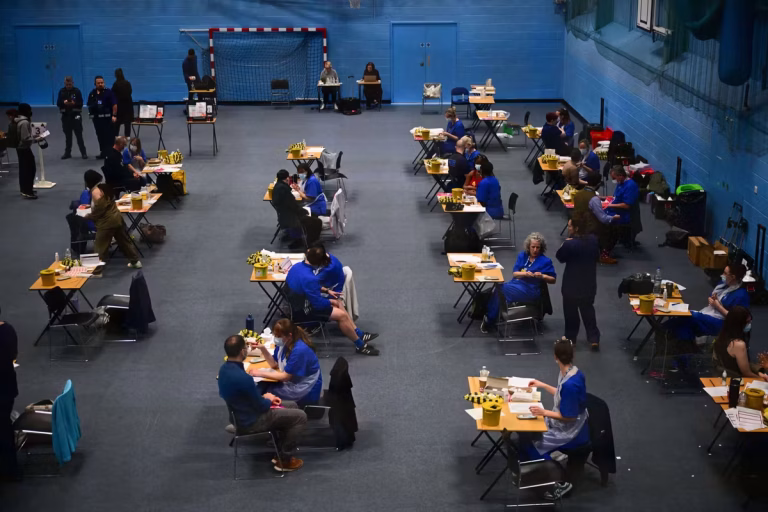 Epidémie de méningite au Royaume-Uni : deux décès, augmentation des cas et vaccination en cours