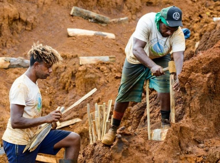 Des barrages en bois pour freiner l’érosion au pont des Japonais