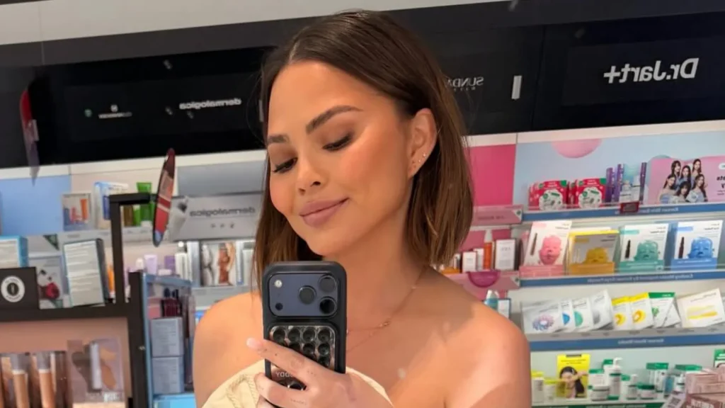 À 40 ans, cette mannequin adopte une nouvelle coupe de cheveux qui suscite des réactions