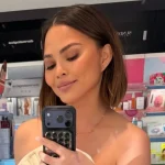 À 40 ans, cette mannequin adopte une nouvelle coupe de cheveux qui suscite des réactions