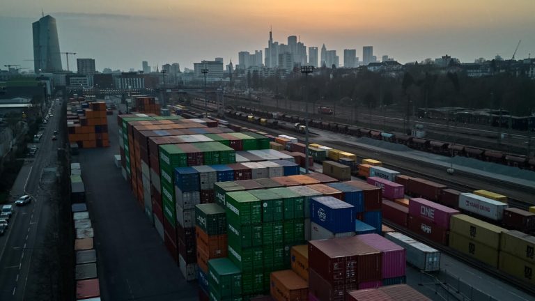 Les États-Unis ouvrent des enquêtes commerciales pour instaurer de nouveaux droits de douane.