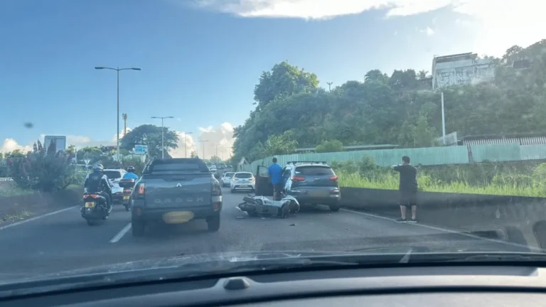 Accident sur la RDO: un scooter renversé, circulation perturbée dans le sens Punaauia-Papeete