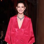 Anne Hathaway s'inspire de Miranda Priestly avec une robe Valentino mémorable - Elle