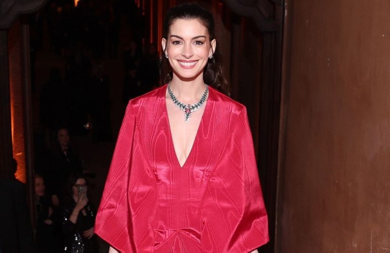 Anne Hathaway s'inspire de Miranda Priestly avec une robe Valentino mémorable - Elle