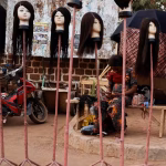 Au Burkina Faso, les perruques remplacent les coiffeurs pour des raisons pratiques